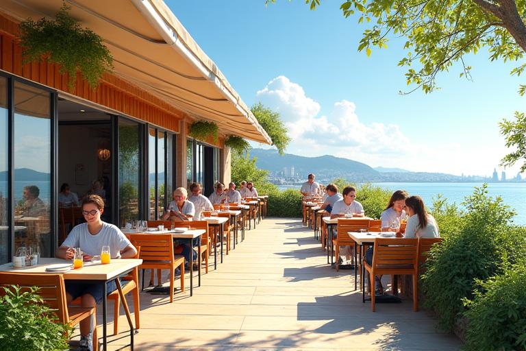 Sonnige Terrasse mit Gästen, die den Ausblick geniessen.